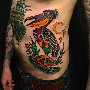 Tatuaje de paisaje de aves y pirámides por Teide Tattoo #TeideTattoo #SevenDoorsTattoo #Neotraditional #Eccentric #AnimalTattoos #Pájaro #pelicano #Pirámides