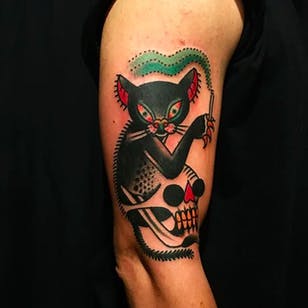 Tatuaje de gato negro por Teide Tattoo #TeideTattoo #SevenDoorsTattoo #Neotraditional