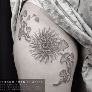 Tatuaje de hoja de ginkgo por Daniel Meyer #ginkgo #blad #DanielMeyer #blackwork