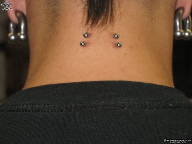 Famosos con piercings superficiales.