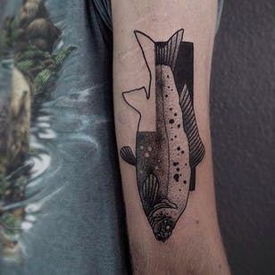 Tatuaje de pez creativo por Martin Jahn #blackwork # ilustrativo #fish #MartinJahn