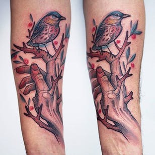 Tatuaje de la naturaleza.  #KatiBerinkey #naturaleza #hand #bird #sketchtattoo #sketchstyletattoo