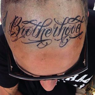 Tatuaje de letras de la hermandad @SamTaylorTattoos #SamTaylorTattoos #Southsidecustomlettering #Negro #Lettering #LetteringTattoo #Australia #Brotherhood