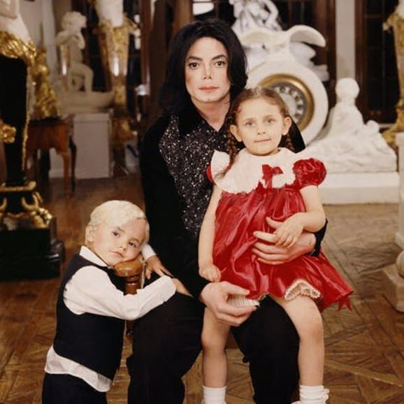 Michael Jackson con sus hijos #niños #MichaelJackson #familia a través de dailymail.co.uk