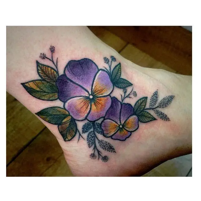 Tatuaje floral de Alice Perrin #AlicePerrin #flowers #neotraditional #floral (Foto: Instagram @alish_p)