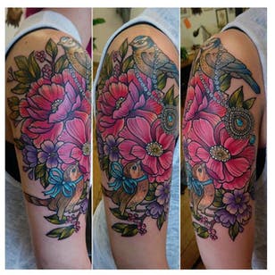 Tatuaje floral de Alice Perrin #AlicePerrin #flowers #neotraditional #bird (Foto: Instagram @alish_p)