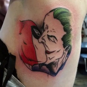 Tatuaje de Joker y Harley Quinn, artista desconocido #Joker #HarleyQuinn #JokerandHarley #JokerTattoo #HarleyQuinnTattoo #Batman #ComicPar #ComicTattoo #DC