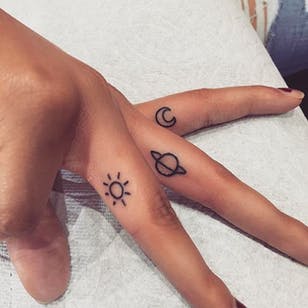 Pequeños tatuajes de sol, saturno y luna de Romeo Lacoste a través de Instagram @romeolacoste #moon #sun #saturn #planet #finger tattoos #minimalism #minimalist #linework #RomeoLacoste