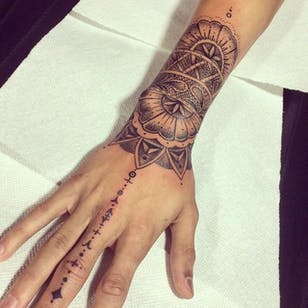 Tatuaje inspirado en henna por Romeo Lacoste #hennainspired #geometry #linework #RomeoLacoste #dotwork #hand