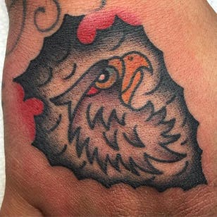Tatuaje de cabeza de águila por @bgattsst #EagleHead #EagleTattoo #TraditionalEagle #Traditional