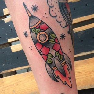 Tatuaje de cohete de Wes Thomas.  #cohetes #habitación #tradicional #WesThomas