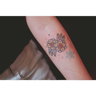 Tatuaje de flor de Seoeon.  #Seoeon #southkoreansk #korea #koreansk #subtle #blomst