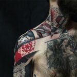 Sensacionales tatuajes geométricos rojos y negros de Cory Ferguson