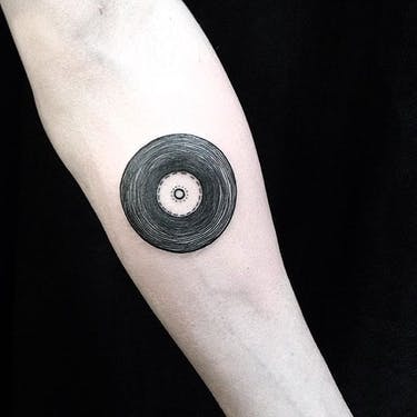 Vieja escuela para siempre con estos radicales tatuajes de discos de vinilo