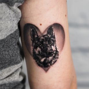 Tatuaje de Nina Richards #NinaRichards #realism #dog #black gray #paint portrait #heart