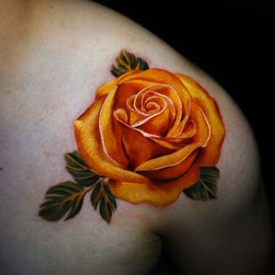 Tatuaje de Nina Richards #NinaRichards #realismo #rosa #flor #flores #planta #hojas #naturaleza #color #painterly