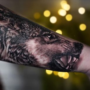 Tatuaje de Nina Richards #NinaRichards #realism #wolf #animals #black grey
