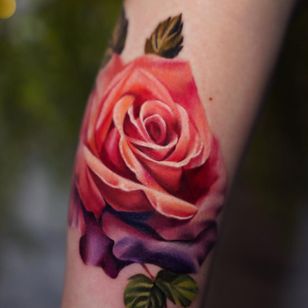 Tatuaje de Nina Richards #NinaRichards #realismo #rosa #flor #flores #planta #hojas #naturaleza #color #painterly