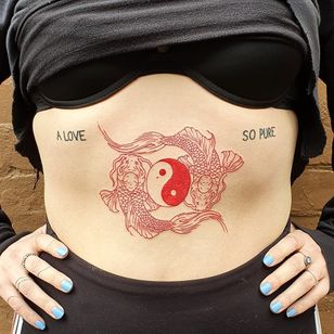 Tatuaje yin yang de Mitch Pleasance #MitchPleasance #YinYangtattoos #YinYang #Chino #símbolo