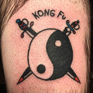 Tatuaje yin yang de paz y amor. Eternamente #paz y amor eternamente #YinYangtattoos #YinYang #chino #símbolo