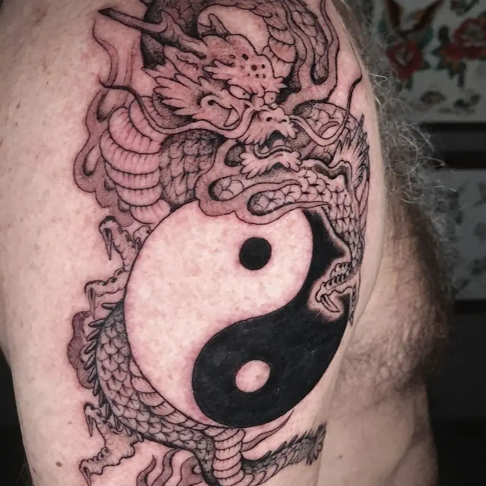 Tatuaje de dragón yin yang de ilmarchionero_tattoo #ilmarchionerotattoo #YinYangtattoos #YinYang #chinese #symbol 