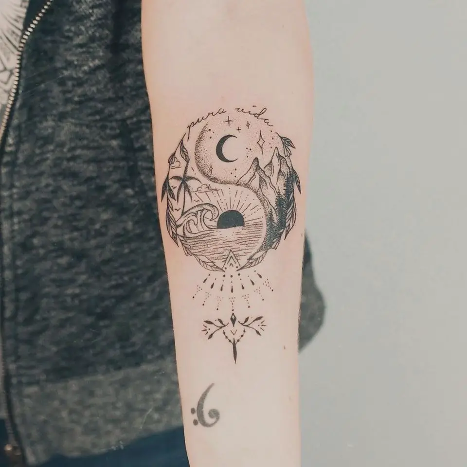 Tatuaje de sol y luna yin yang de zmfreespirit #zmfreespirit #YinYangtattoos #YinYang #chinese #symbol 