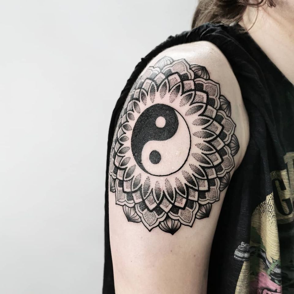 Yin yang tattoo mandala por Ash Boss #AshBoss #YinYangtattoos #YinYang #Chino #symbol 