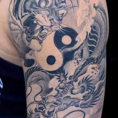 Tatuaje Yin Yang Tiger Dragon por oleg turyanskiy #olegturyanskiy #YinYangtattoos #YinYang #Chinese #symbol 