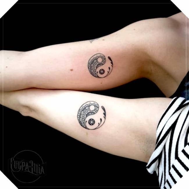 Tatuaje yin yang a juego de Culpa Lilia #CulpaLilia #YinYangtattoos #YinYang #Chino #símbolo 