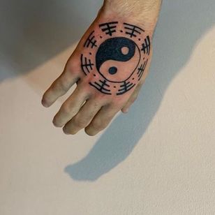 Tatuaje yin yang por panthere.tattoo #pantheretattoo