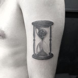 Tatuaje ilustrativo de Jesús Antonio #JesusAntonio #illustrative #fineline #chicano #black grey #hour glass #head