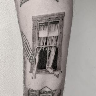 Tatuaje ilustrativo de Jesús Antonio #JesusAntonio #illustrative #fineline #chicano #blackandgrey #window #horror #darkart