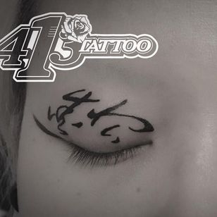 Tatuaje de párpado de candice_tattoo #candicetattoo #eyelidtattoo #eyelid #linework #facetattoo #face