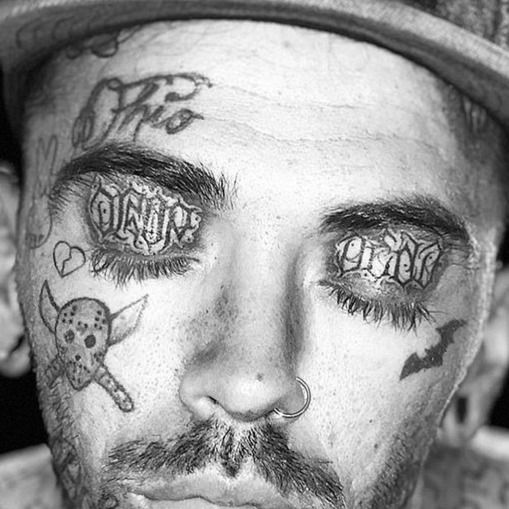 Tatuaje de párpado de Paul Racks #PaulRacks #eyelidtattoo #eyelid #linework #facetattoo #face