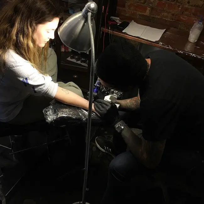 Dibujó el tatuaje de la hija de Barrymore