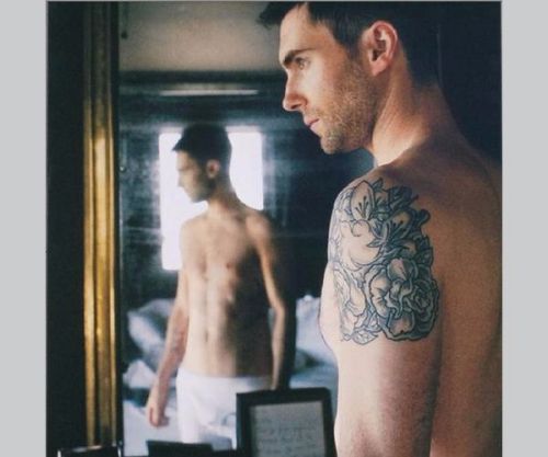 tatuaje de Adam Levine en el hombro