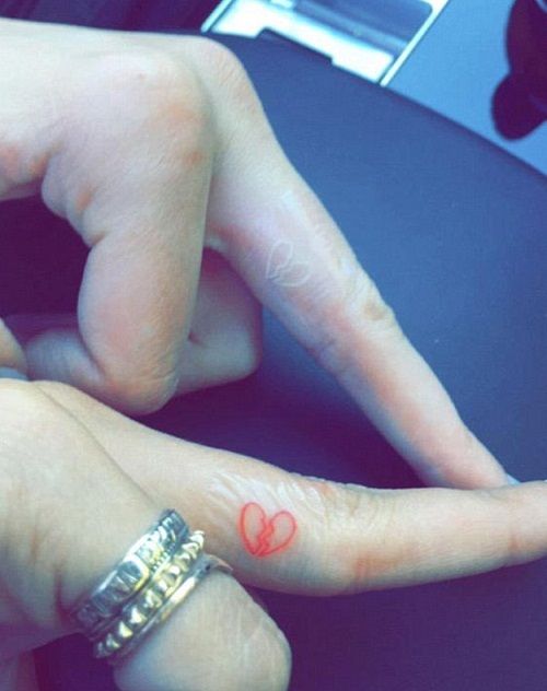 Tatuaje Corazón Roto por Hailey Baldwin-Kendall Jenner