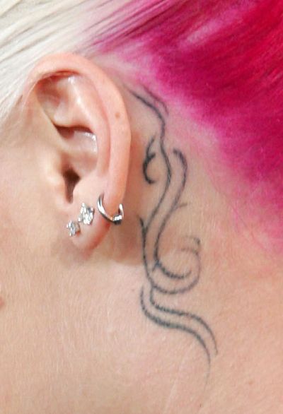 Tatuaje de remolino de oreja rosada