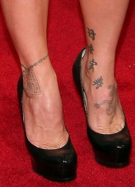 Tatuaje de Kanji rosa en las piernas