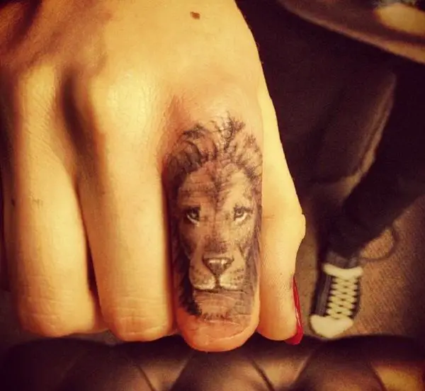 tatuaje en la cara del zar delevingne-lion
