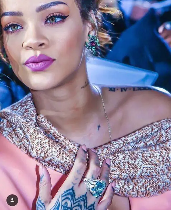 rihanna-cross tatuaje