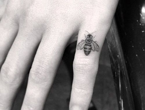 Emilia Clarke - Tatuaje de abejorro