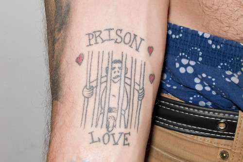 Steve sobre un tatuaje de amor de la prisión de un hombre desnudo