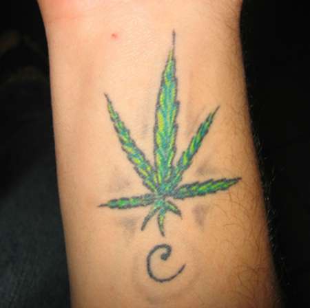 Tatuaje de Steve O con hoja de cannabis