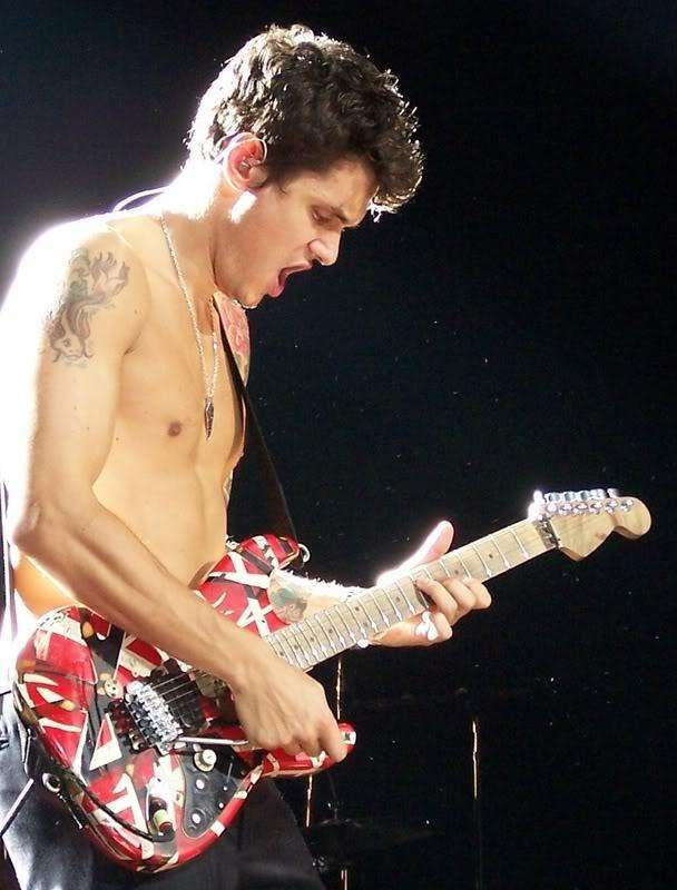 Primer tatuaje de John Mayer: pez koi