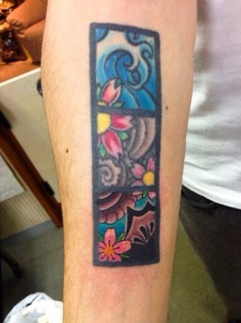 Tatuaje de tres cuadrados coloridos de John Mayer