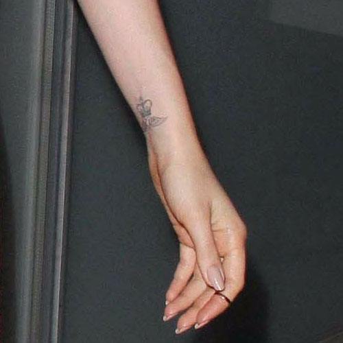 Lily Collins - tatuaje de muñeca con corona de cerdas