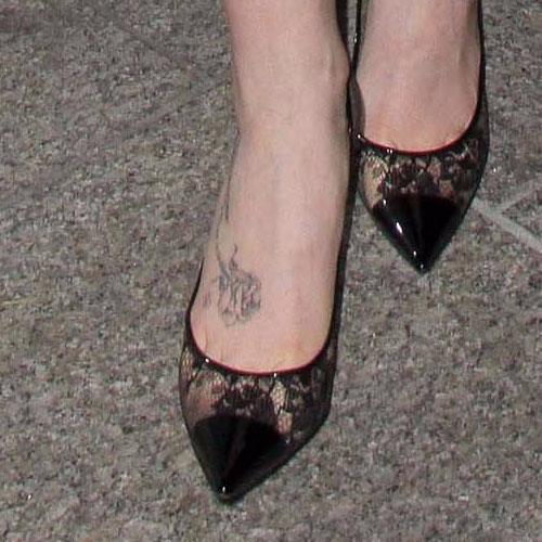 Lily Collins - Tatuaje de pierna rosa