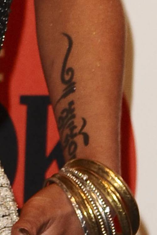 Sarah Harding - Tatuaje tibetano en su brazo
