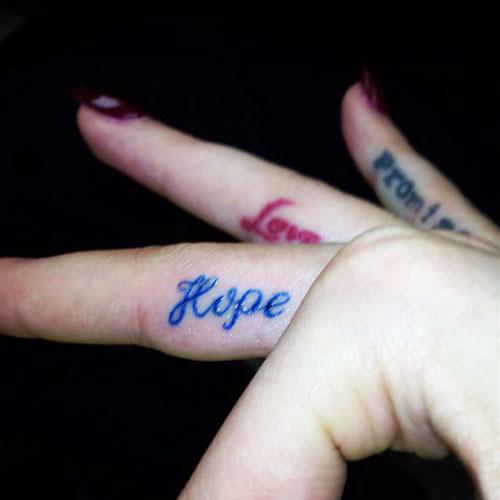 Rita Ora Finger Tattoo - "Esperanza", "Amor" y "Promesa"